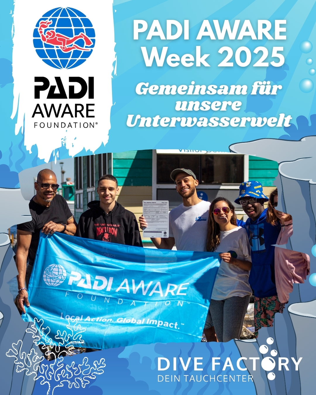 Promotionsgrafik zur PADI AWARE Week 2025 mit dem Slogan ‚Gemeinsam für unsere Unterwasserwelt‘. Fünf Personen halten ein blaues PADI AWARE Banner, Hintergrund mit Meeresschutz-Illustrationen und Logos von PADI AWARE Foundation und Dive Factory.