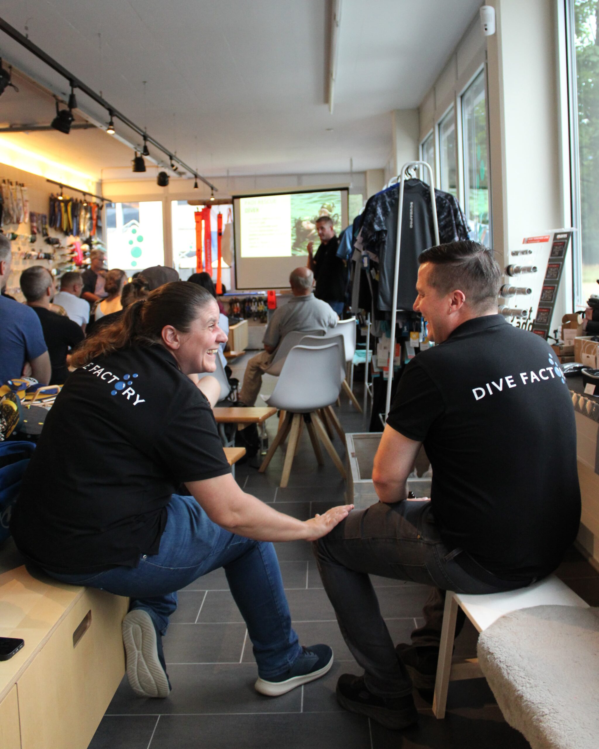 Zwei Personen lachen.